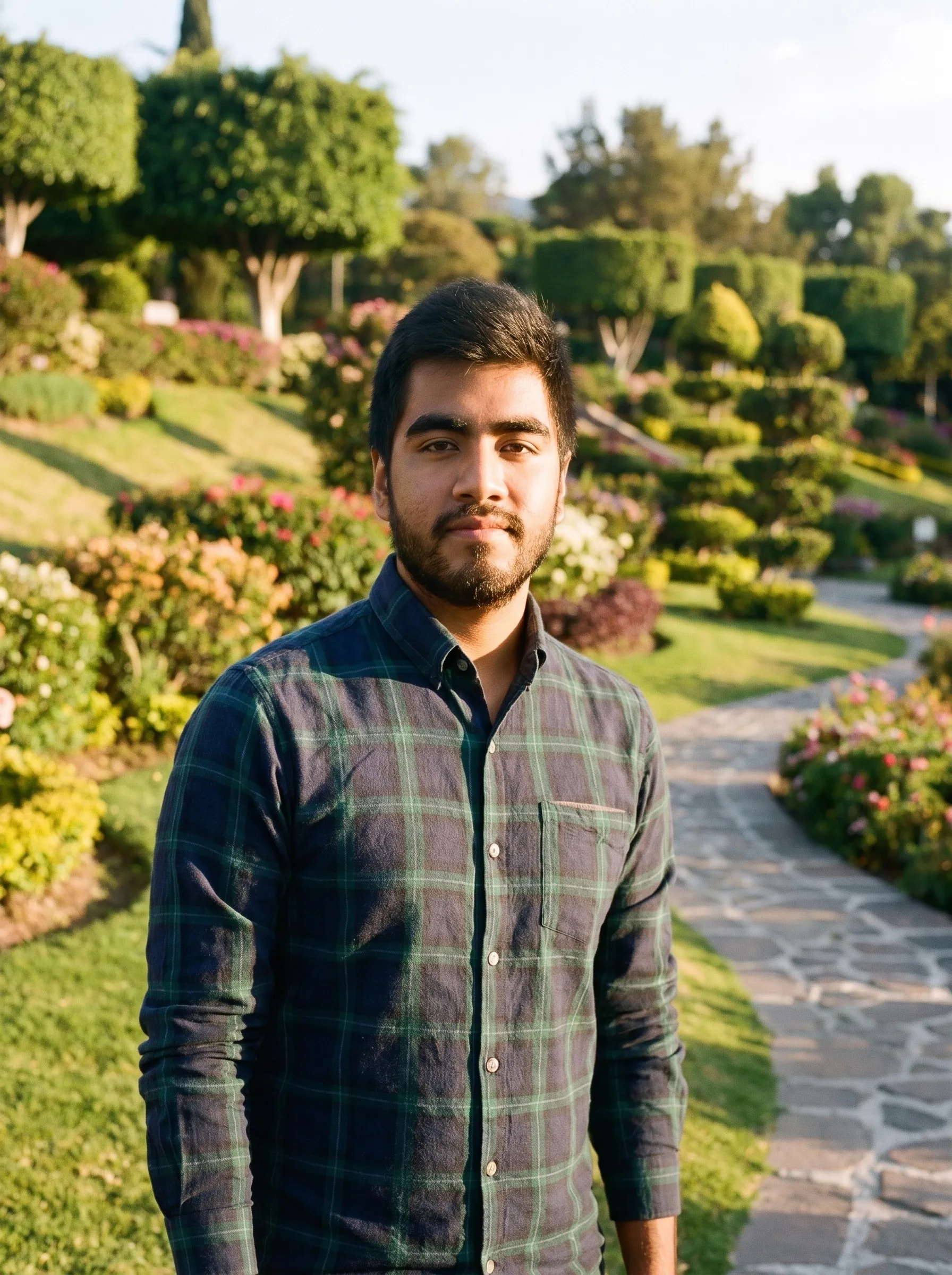 Jardín con pasto sintético